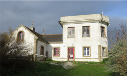 ©AVEC 2020 / Restructuration d'équipements en centre-bourg sur l'Île d'Hoedic [56] / Photo prise avant réalisation du projet